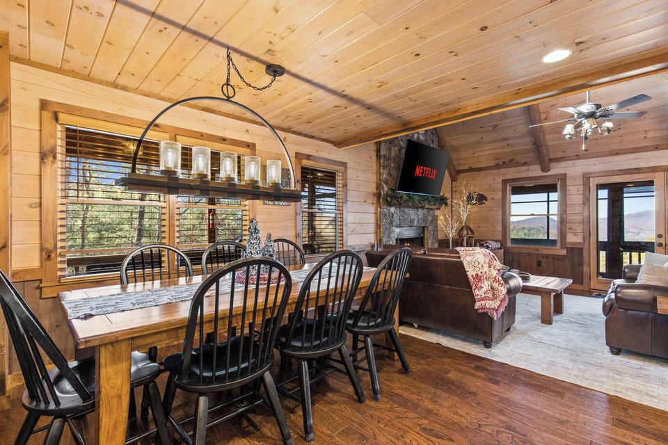 This open concept space is all about freedom—freedom to lounge, cook, laugh, and hang out without walls slowing you down. Your vacation just got extra spacious.