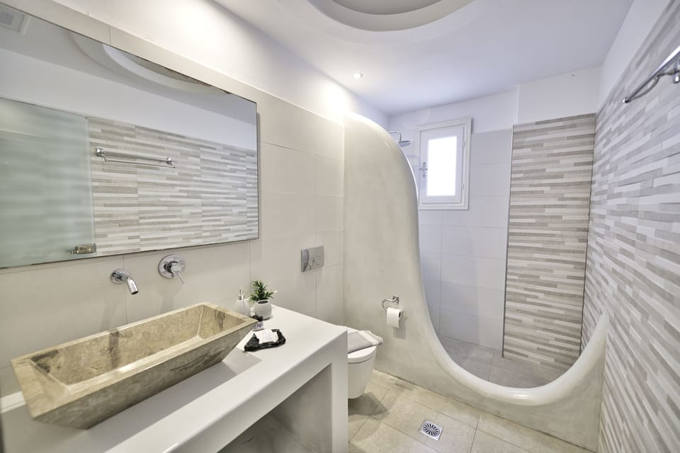 Superior Room, 1 Bedroom | Bathroom | Shower, towels