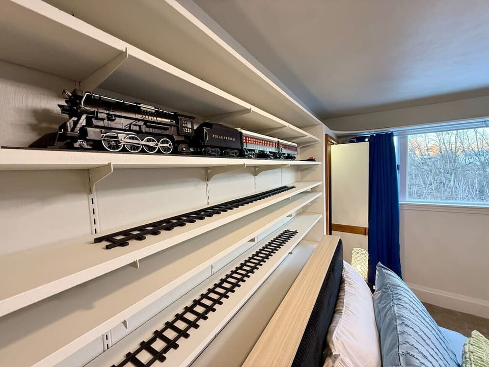 BR 2 - King bed - Main floor