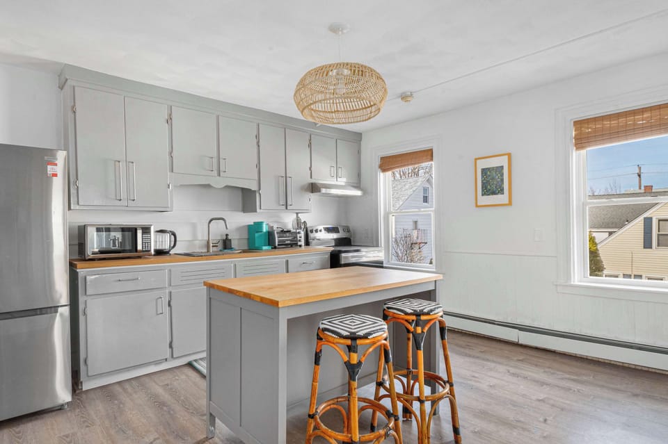 Because even vacations deserve home-cooked comfort. From big family dinners to quick snack runs, this kitchen is the heartbeat of your getaway.