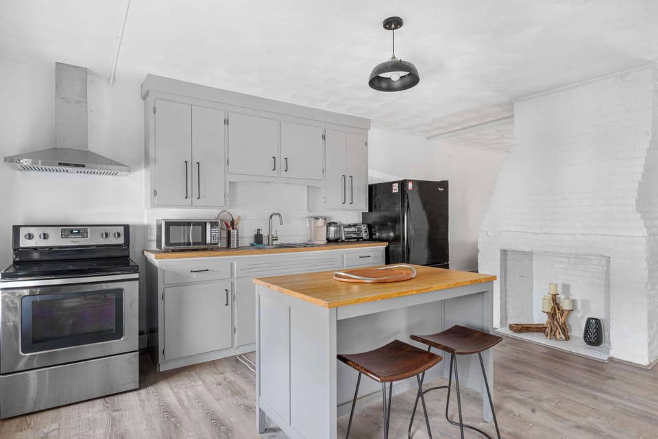 Looks like a magazine, feels like home. This kitchen is ready for your next great meal.