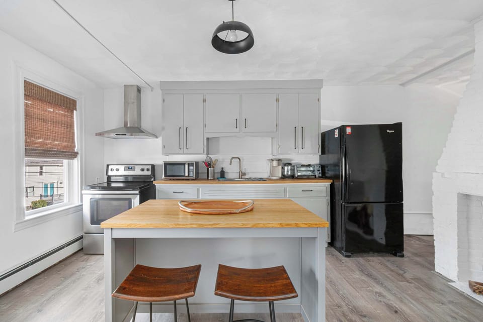 Because even vacations deserve home-cooked comfort. From big family dinners to quick snack runs, this kitchen is the heartbeat of your getaway.