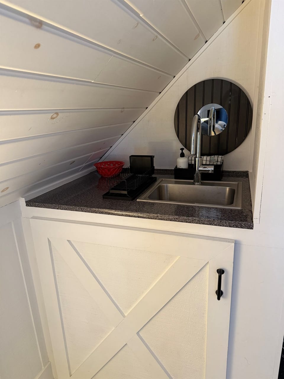 Wet bar and dishwashing essentials. Assorted kitchen utensils, prep and storage containers are also included.