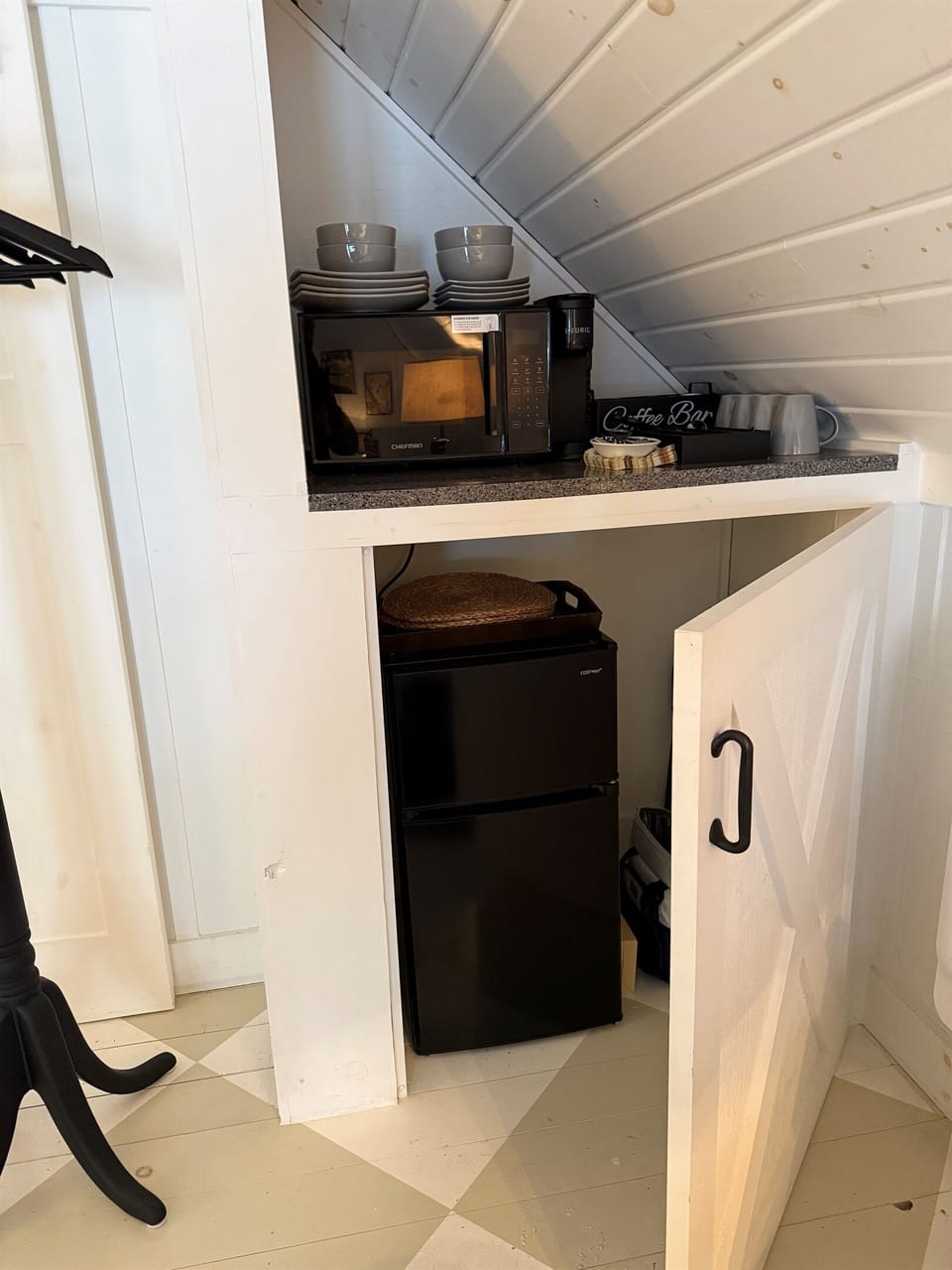 Refrigerator/Freezer with plentiful ice.
