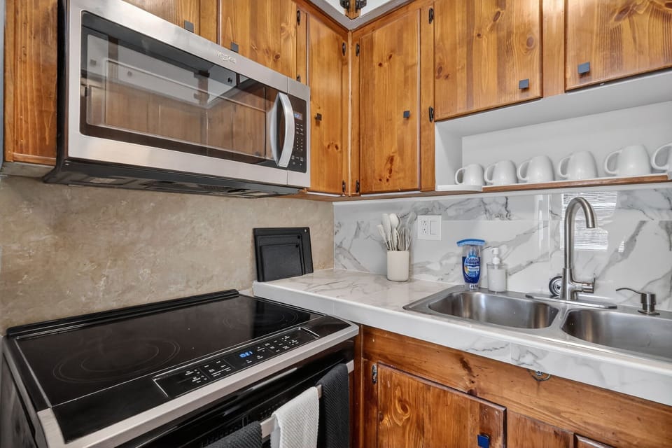 This kitchen isn’t just functional—it’s fabulous. Whether you’re mastering a five-course feast or just perfecting your toast game, it’s got you covered.