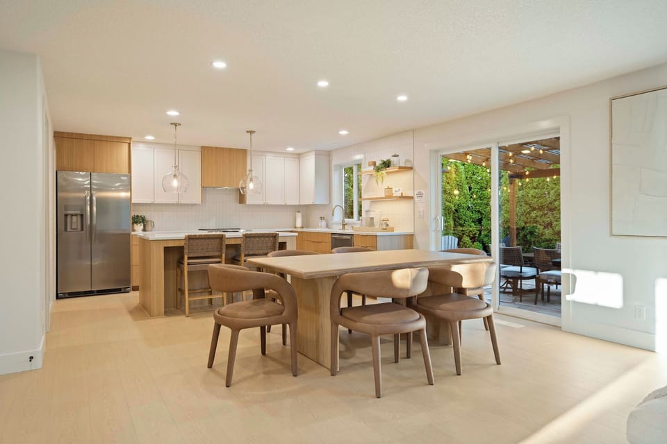 Dining Room (6 person seating)