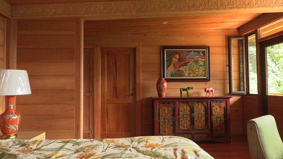 Luxury Cabin, Mountain View | Soundproofing, free WiFi