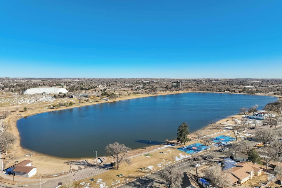 Located directly across from Memorial Park, you are just steps away from the beautiful Prospect Lake. Enjoy immediate access to paddle boarding, scenic walking trails, and stunning mountain views right from your door.