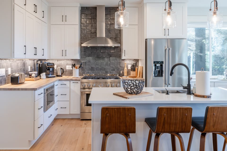 Open, modern kitchen designed for both quick breakfasts and shared meals.