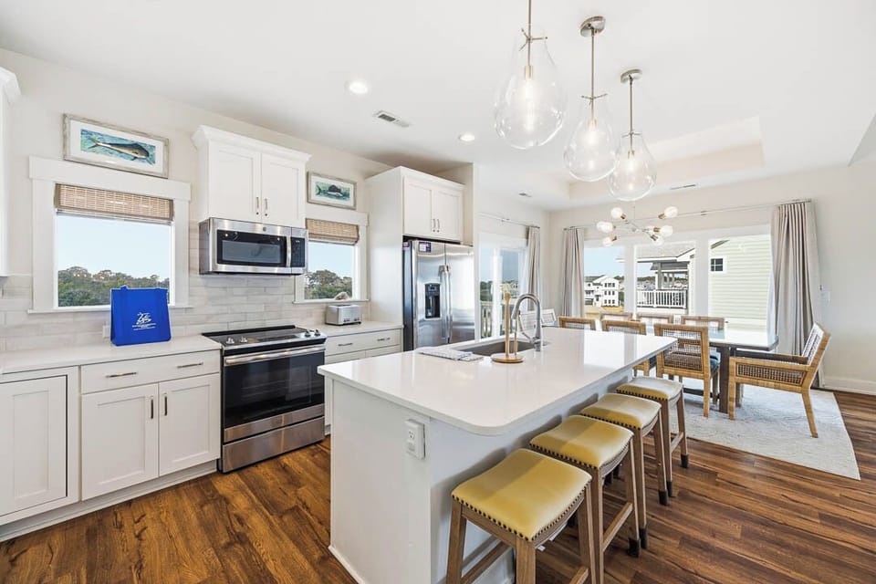 Top-Level Kitchen with Bar (seats 4)
