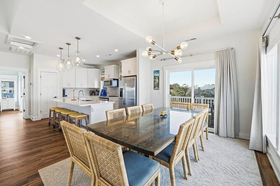 Top-Level Dining Table (seats 10) and Deck Access