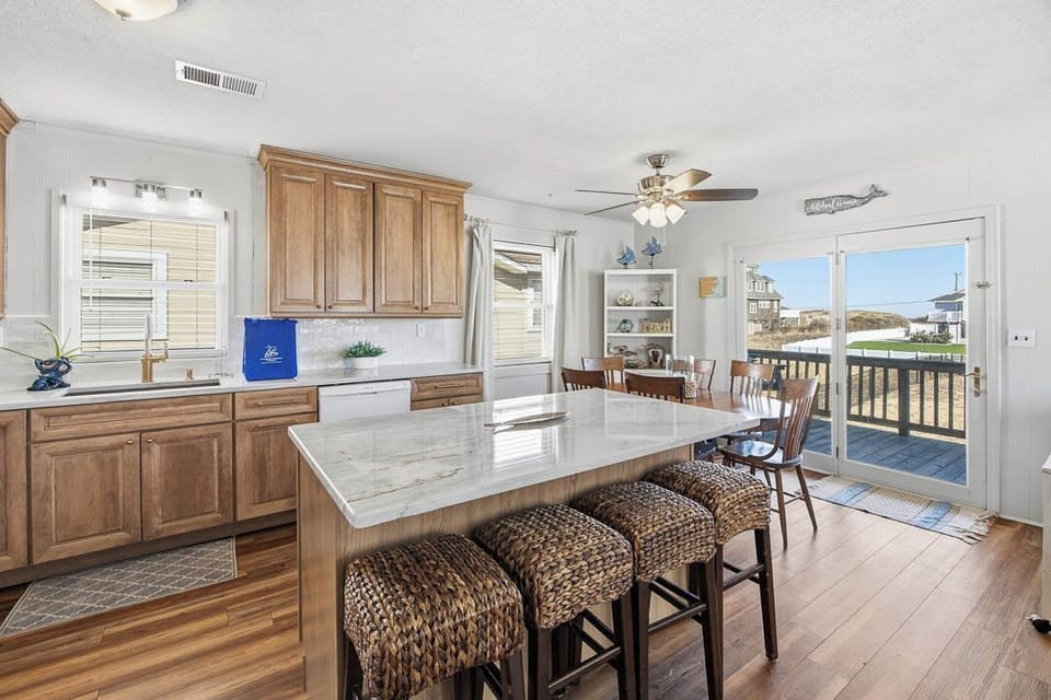 Main-Level Kitchen with Bar (seats 4)