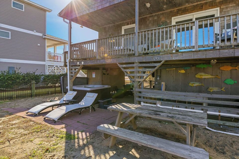 Sea La Vie II Covered Lounge with Hot Tub and Back Deck