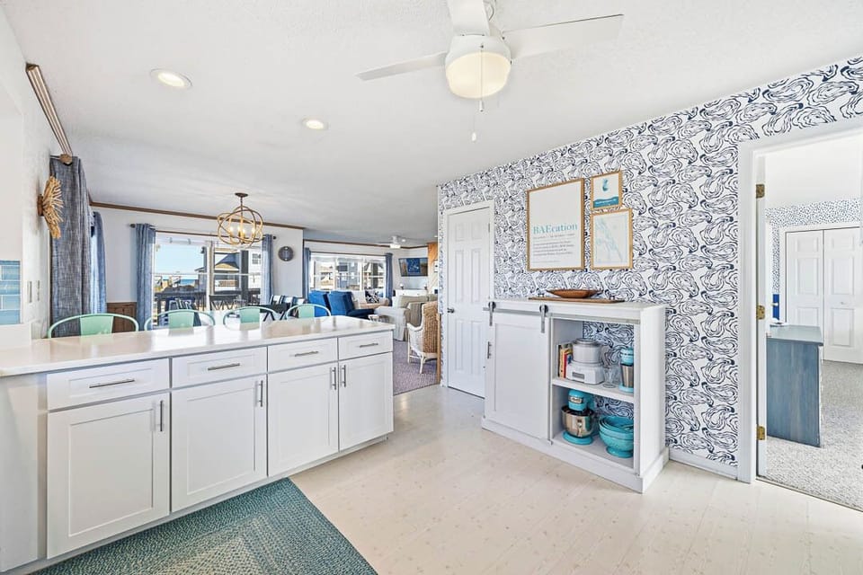 Mid-Level Kitchen with Bar (seats 4)