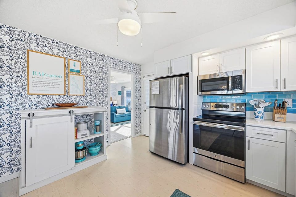 Mid-Level Kitchen with Bar (seats 4)