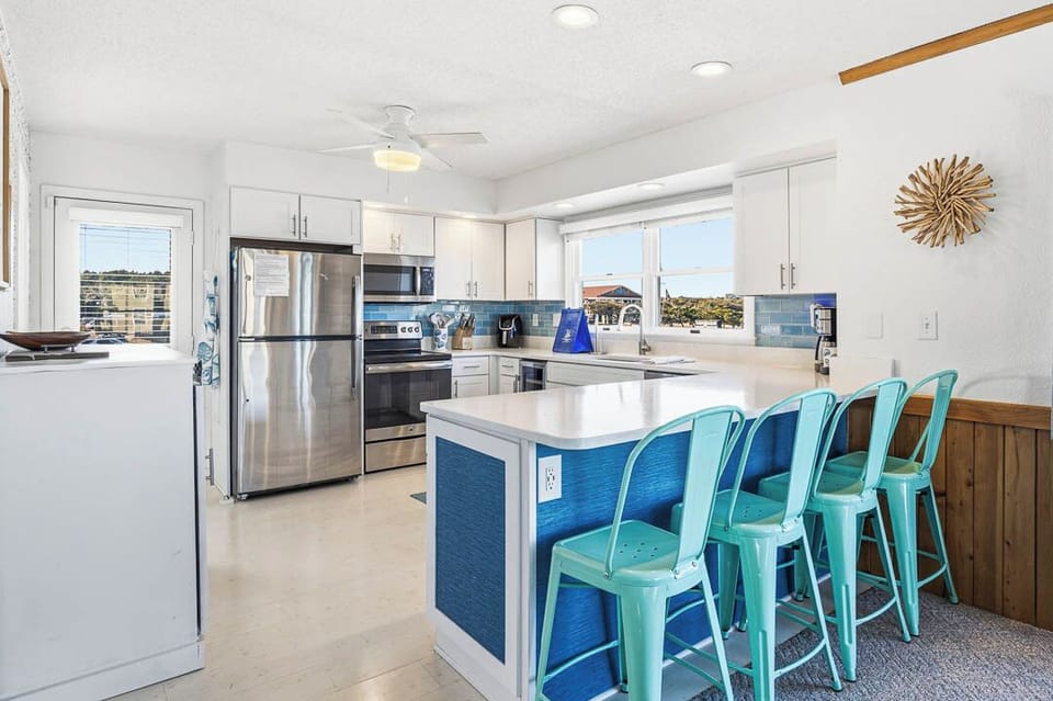 Mid-Level Kitchen with Bar (seats 4)