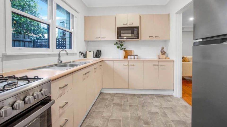 Retro Fully Equipped Kitchen 