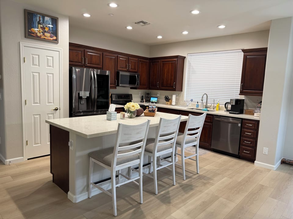 Fully equipped kitchen with fridge, stove/oven, microwave, dish w, Keurig coffee