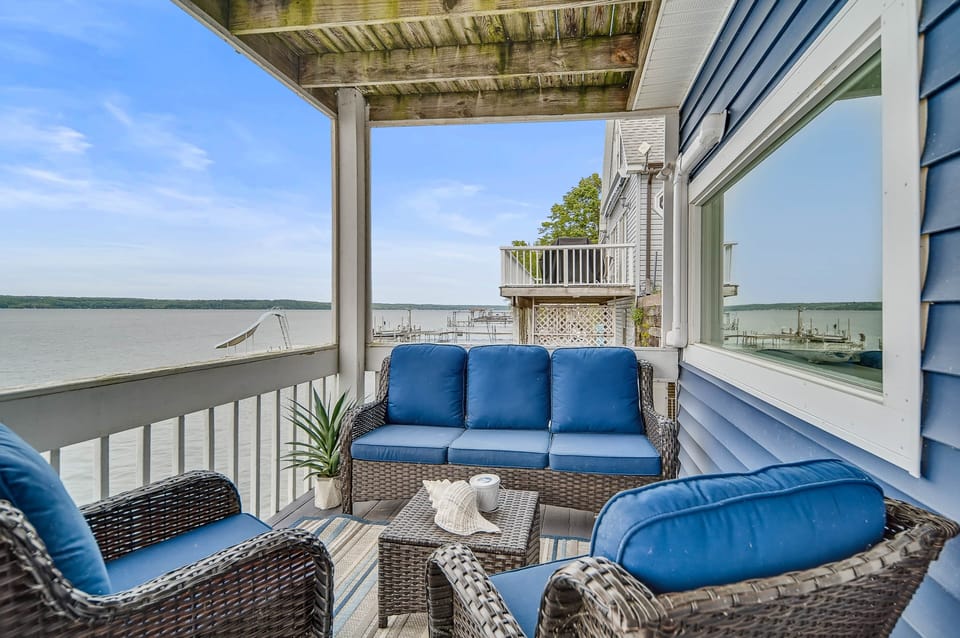 Deck Lounge