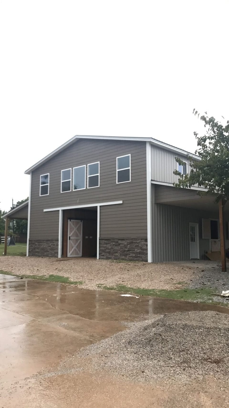 Barndo - Entry to apartment is on right side