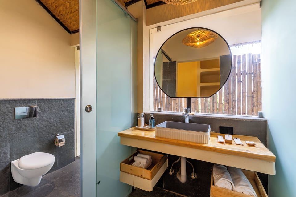 Deluxe Suite, Pool View | Iron/ironing board, free WiFi