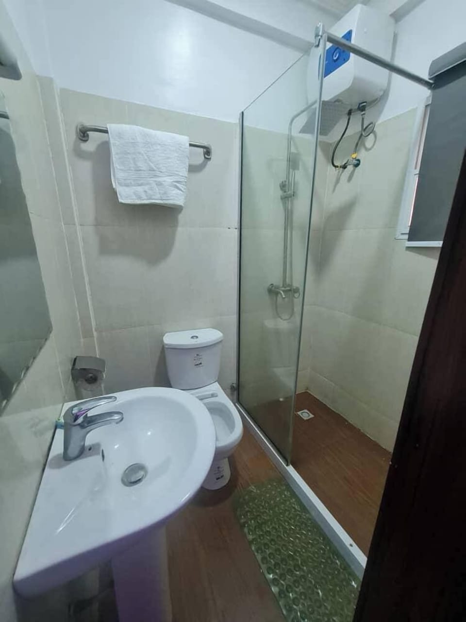Economy Room, Balcony, City View | Bathroom | Free toiletries, towels, soap, shampoo