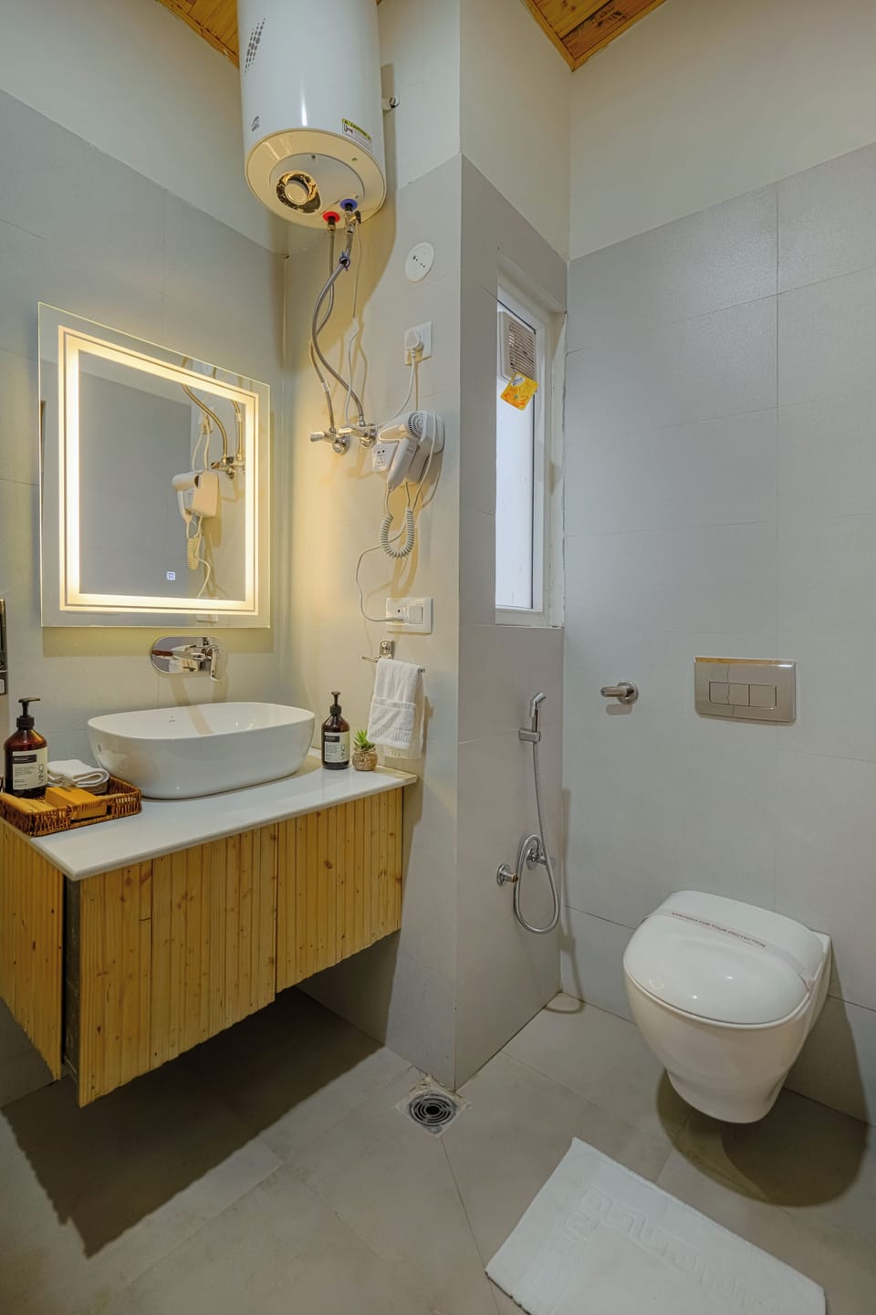 Deluxe Suite, Garden View | Iron/ironing board (on request), WiFi (free)