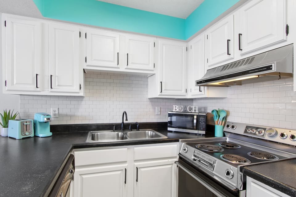 Signature Condo, 1 Bedroom, Balcony, Beach View | Private kitchen | Fridge, microwave, oven, stovetop