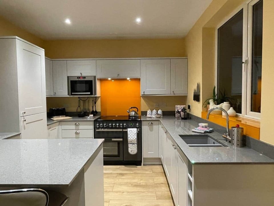 Large Kitchen with Kettle, Microwave, Toaster, Tea and Coffee Facilities, Breakfast Bar
