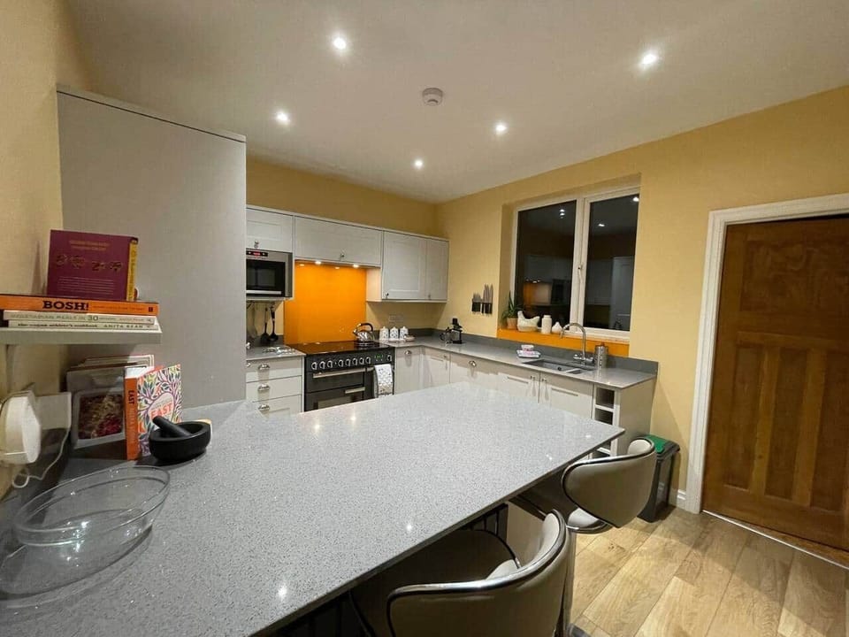 Kitchen Breakfast Bar