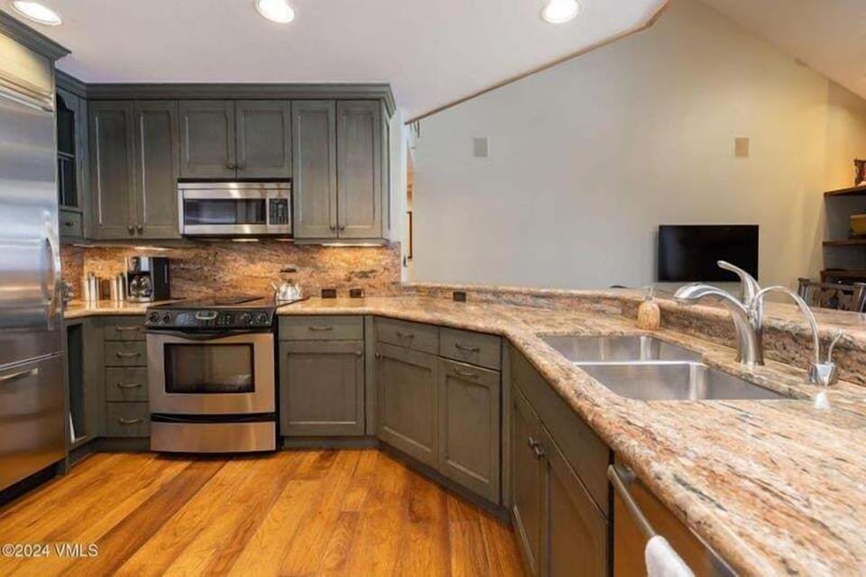 Condo, 3 Bedrooms | Private kitchen | Fridge, oven, coffee/tea maker, toaster