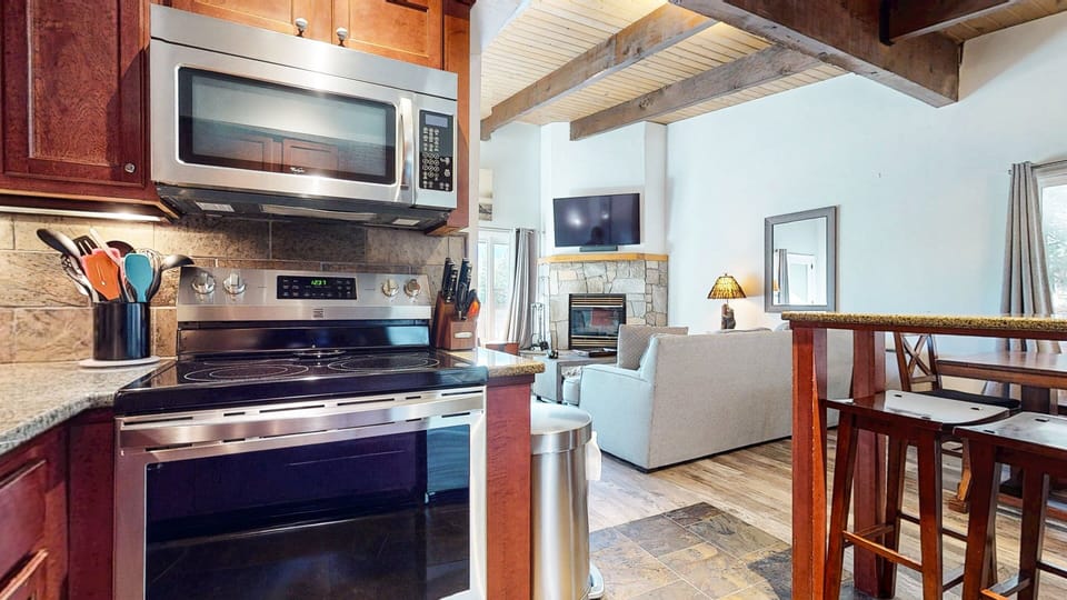 Condo, 3 Bedrooms | Private kitchen | Coffee/tea maker, fridge, oven, toaster