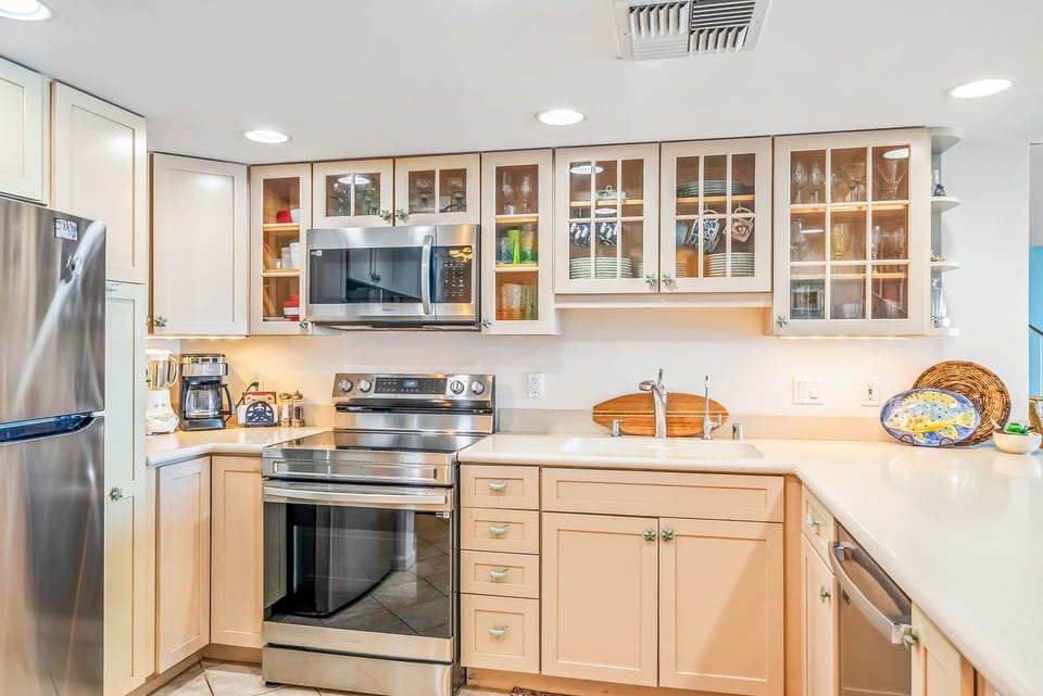 Full Kitchen - Beautiful all new stainless appliances.