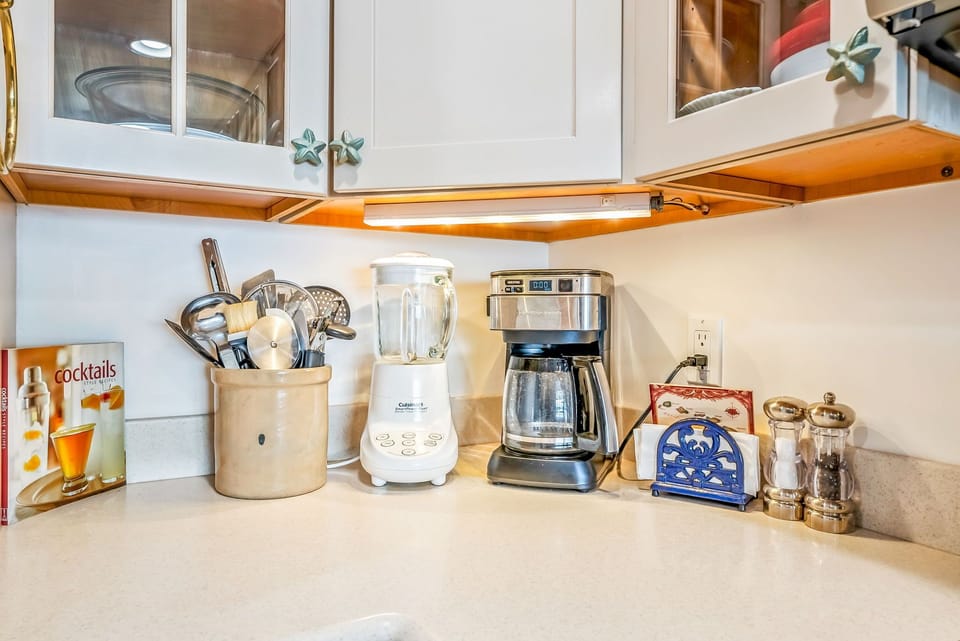 Full Kitchen - Blender for afternoon cocktails and full sized coffee maker for mornings on your lanai watching the whales and turtles.