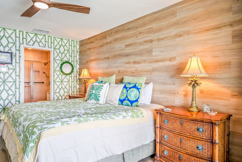 Master bedroom - King bed ocean side master