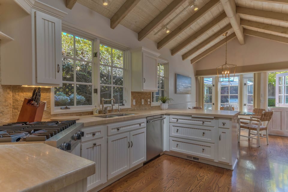 Fully Equipped Gourmet Kitchen has a Viking Gas Range
