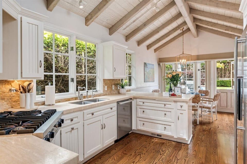 Fully Equipped Gourmet Kitchen has a Viking Gas Range