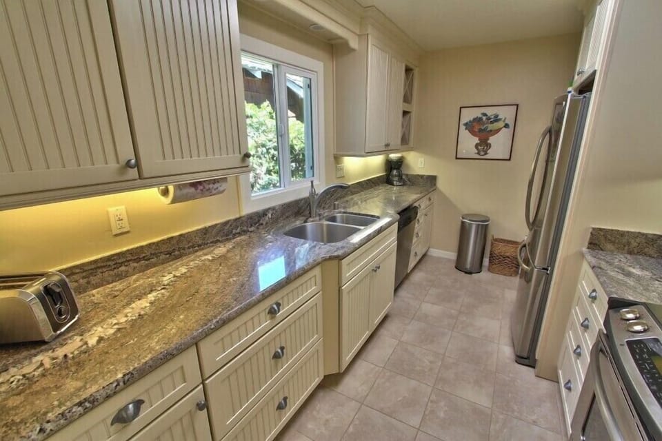 Updated Fully-Equipped Kitchen, Stainless Steel Appliances