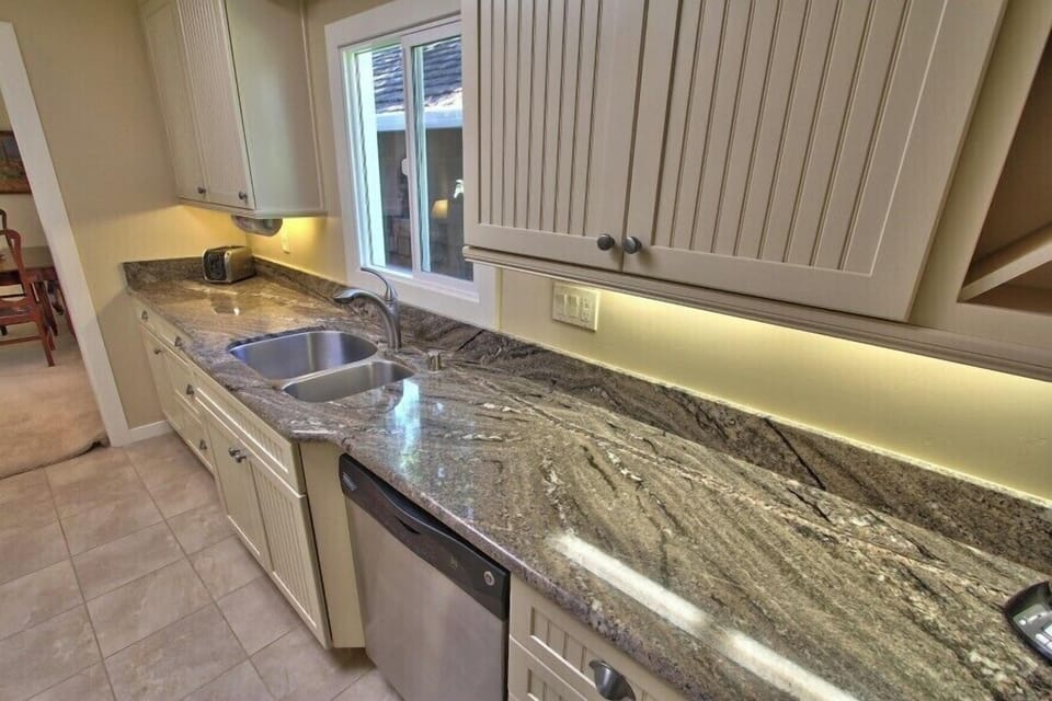 Updated Fully-Equipped Kitchen, Stainless Steel Appliances