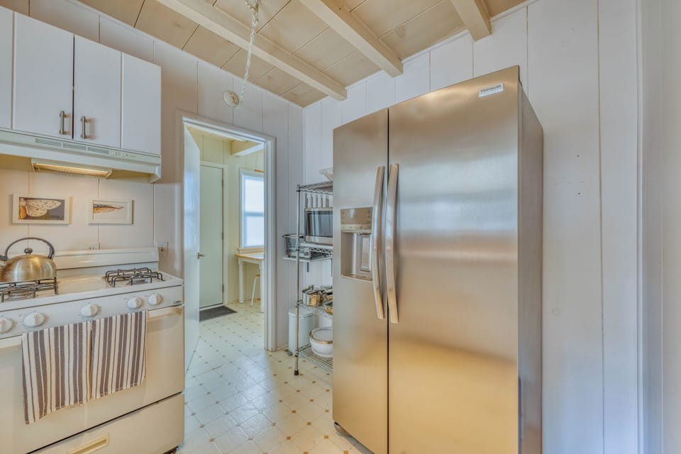 Pleasant, Well-Equipped Kitchen