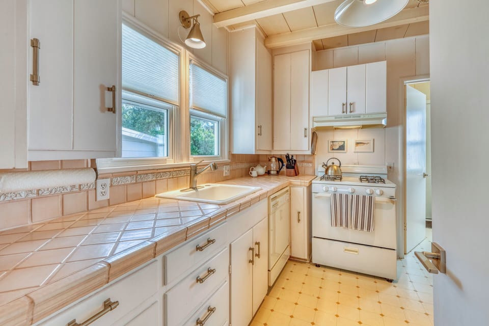 Pleasant, Well-Equipped Kitchen