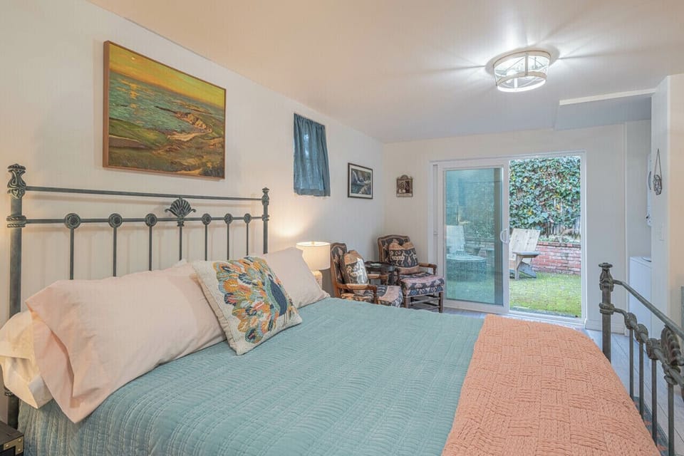Guest Bedroom with Garden Access