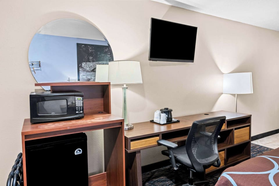 Room, 1 King Bed, Non Smoking | Desk, blackout drapes, rollaway beds, free WiFi