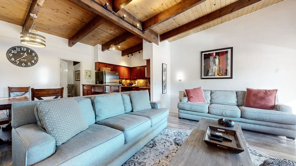 Home Decor, Indoors, Couch, Furniture, Building