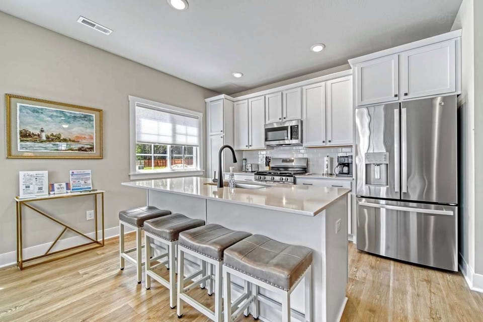 Stocked kitchen with seating for 4 at the island and 4 at the dining table