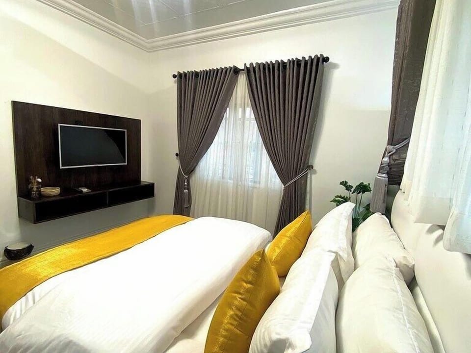 Junior Room, Balcony, City View | Desk, laptop workspace, blackout drapes, free WiFi