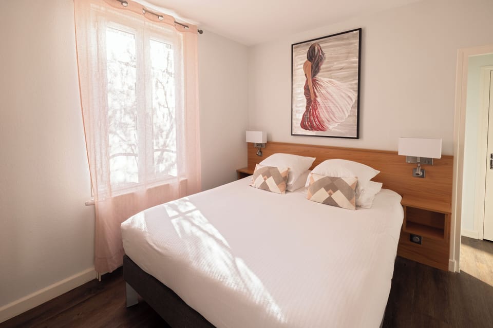 Double Room, Bathtub | In-room safe, soundproofing, iron/ironing board, free WiFi