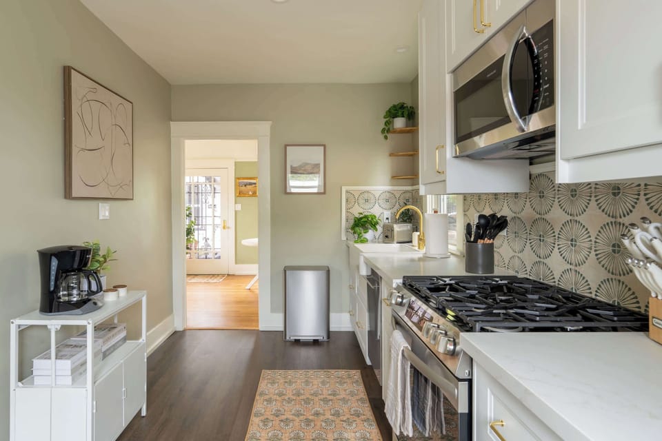 Bright and functional with everything needed for everyday cooking