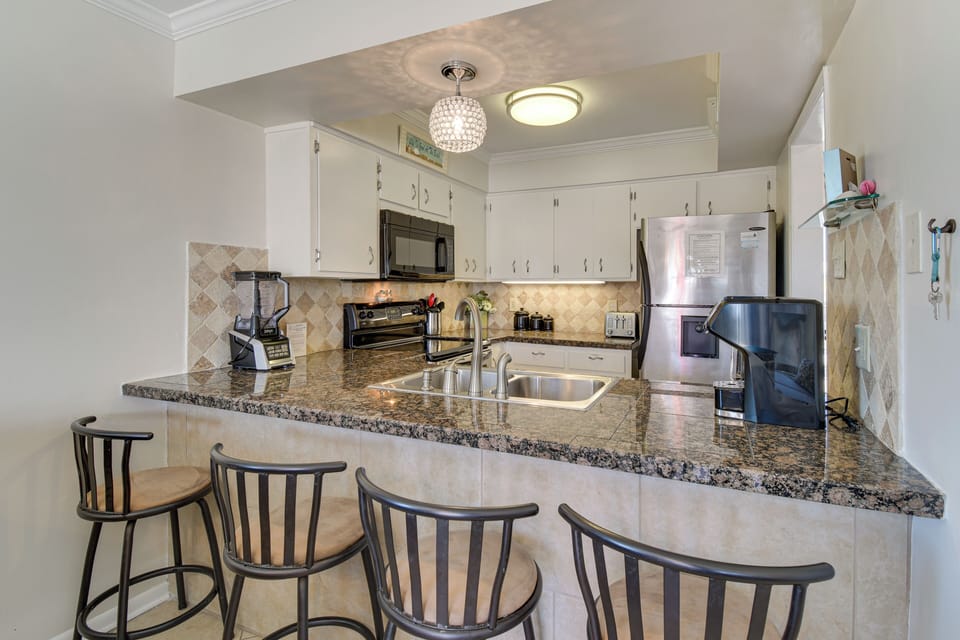 Dining Bar | Dishware/Flatware | 1st Floor