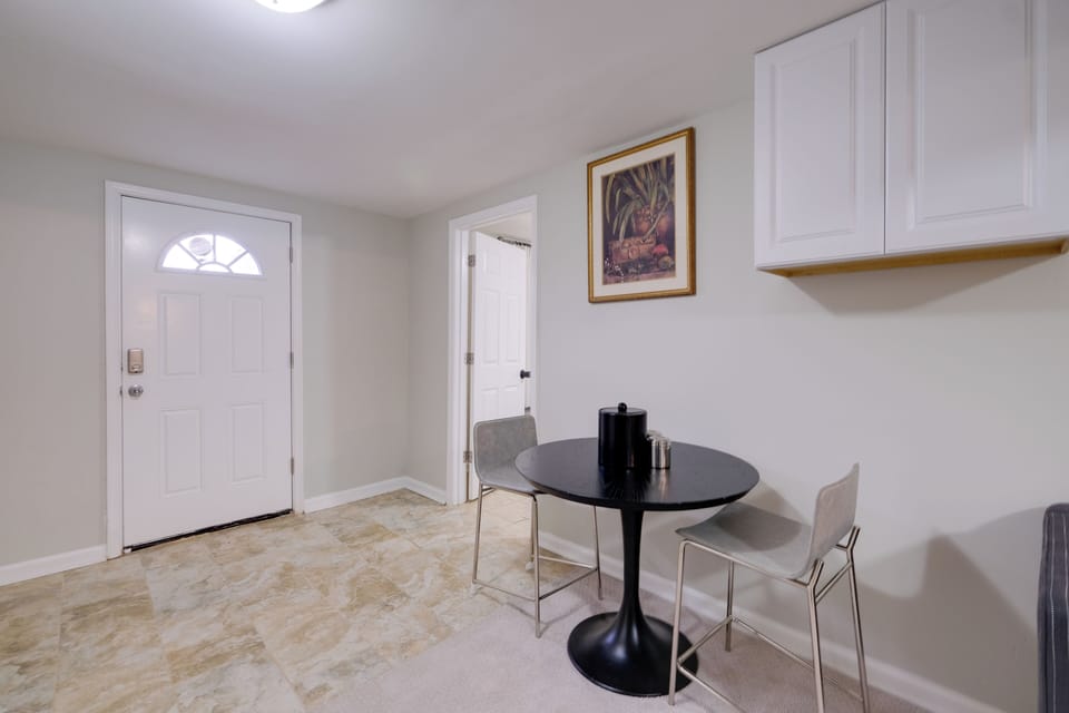 Dining Area | Dishware/Flatware Provided